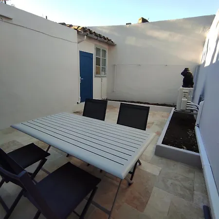 Le Gaffier, Maison Au Pied De La Cite, Climatisation, 2 Et Belle Cour Sans Vis A Vis Holiday home