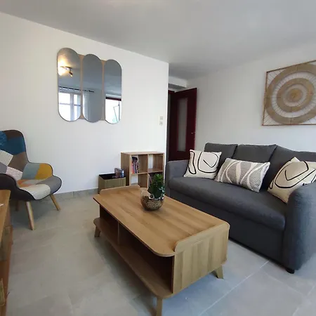 Holiday home Le Gaffier, Maison Au Pied De La Cite, Climatisation, 2 Et Belle Cour Sans Vis A Vis