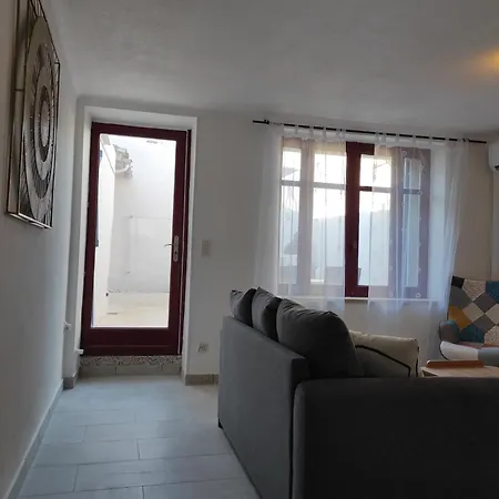 Le Petit Gaffier, Maison Au Pied De La Cite, Avec 2 Et Belle Cour Sans Vis A Vis *
