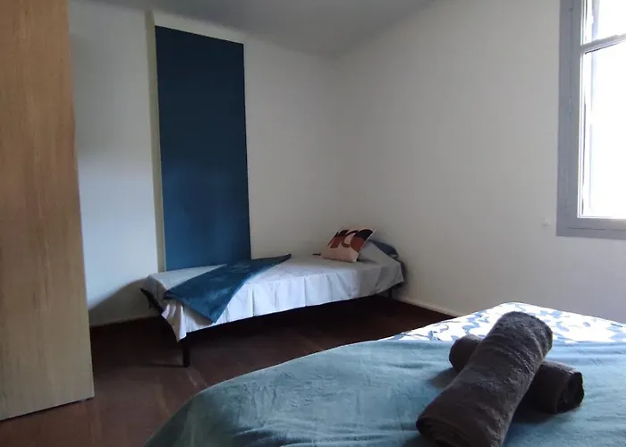 Le Petit Gaffier, Maison Au Pied De La Cite, Avec 2 Et Belle Cour Sans Vis A Vis