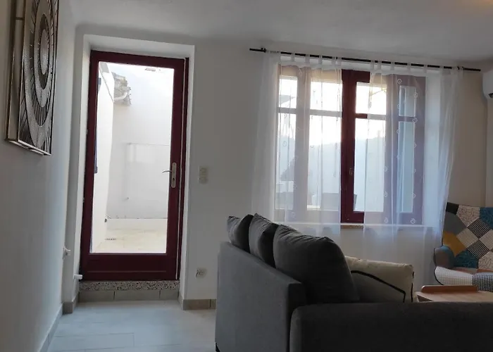 Le Petit Gaffier, Maison Au Pied De La Cité, Avec 2 Et Belle Cour Sans Vis à Vis *