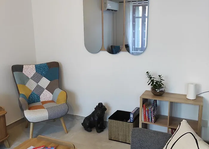 Le Petit Gaffier, Maison Au Pied De La Cite, Avec 2 Et Belle Cour Sans Vis A Vis