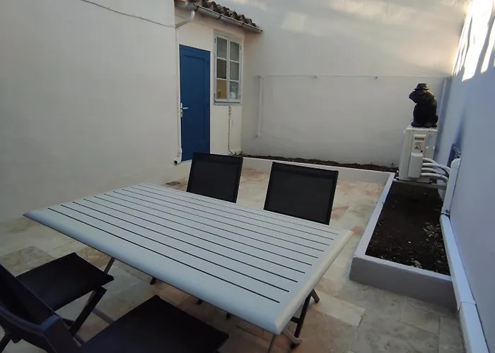 Le Petit Gaffier, Maison Au Pied De La Cite, Avec 2 Et Belle Cour Sans Vis A Vis *